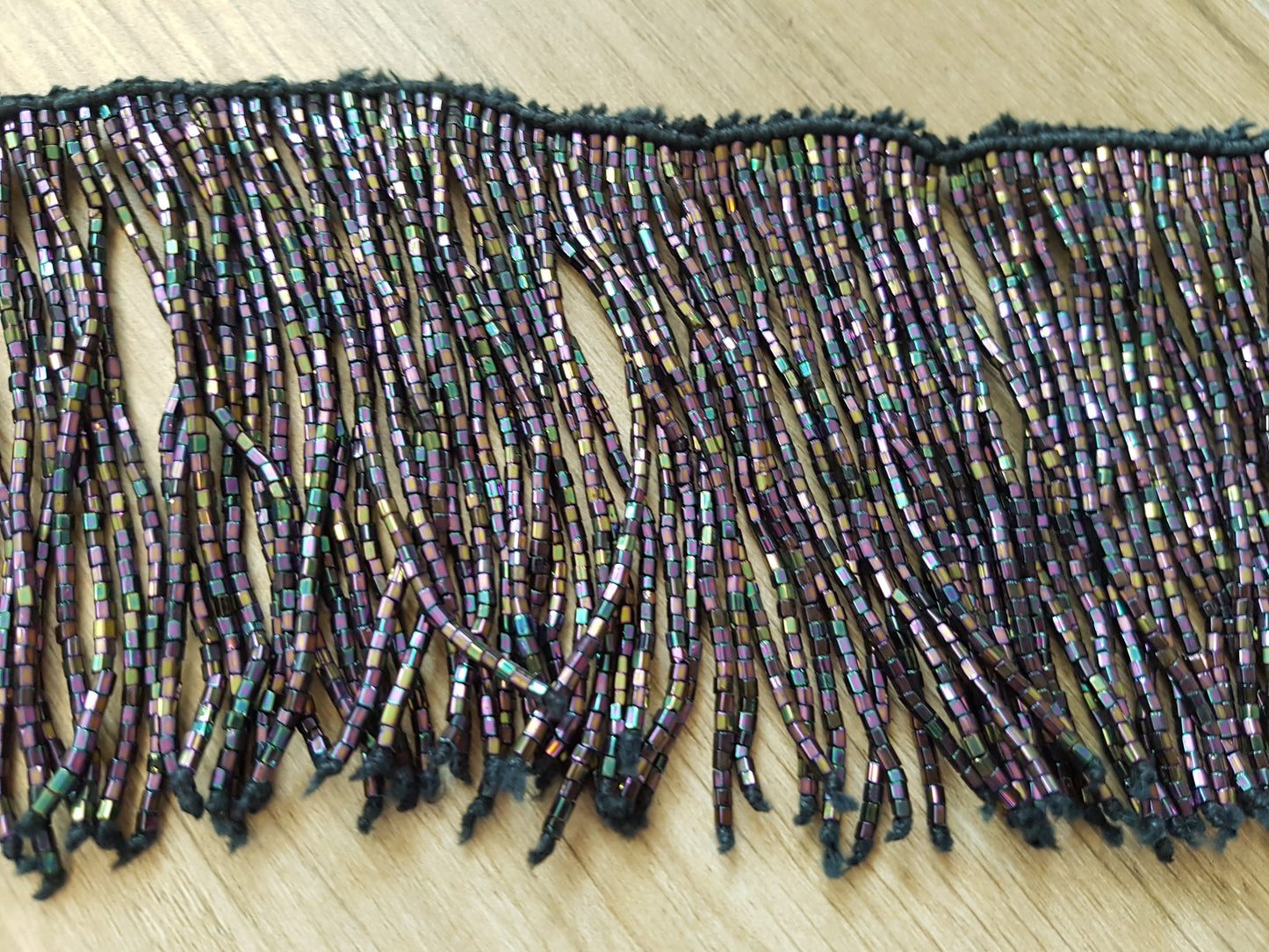 Beaded string with strands of black mother of pearl with many beads
1 meter long, strands 30cm long