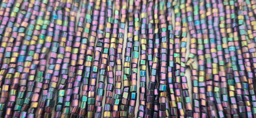 Beaded string with strands of black mother of pearl with many beads
1 meter long, strands 30cm long