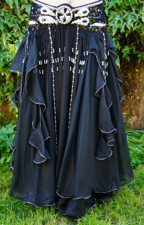 Beautiful skirt in black with strips and slits on the side