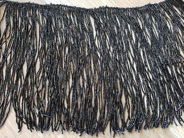 Beaded string with strands of black mother of pearl with many beads

 1 meter long, strands 30cm long
