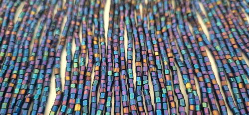 Beaded string with strands of black mother of pearl with many beads

 1 meter long, strands 30cm long