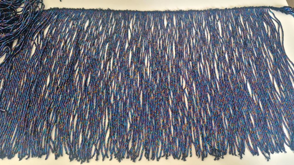 Beaded string with strands of black mother of pearl with many beads

 1 meter long, strands 30cm long